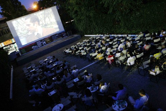 Αυλαία με Τσάρλι Τσάπλιν στο… Σινέ Τερψιθέα